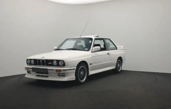 BMW M3 E30 blanco en una plataforma giratoria de subasta