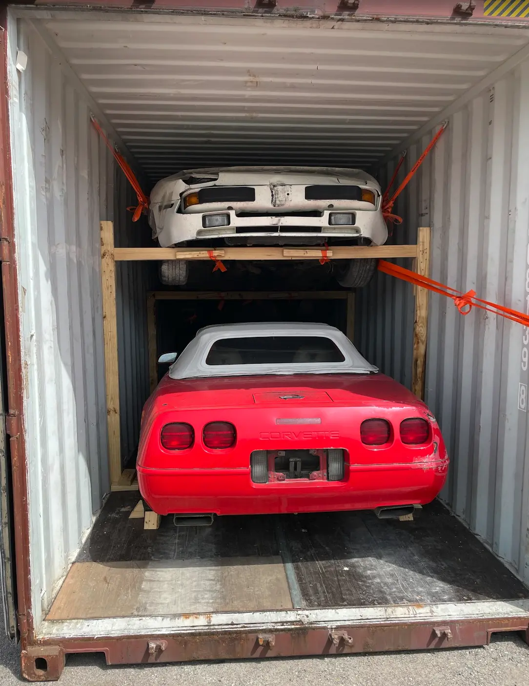 Dos coches sujetos dentro de un contenedor de transporte transfronterizo