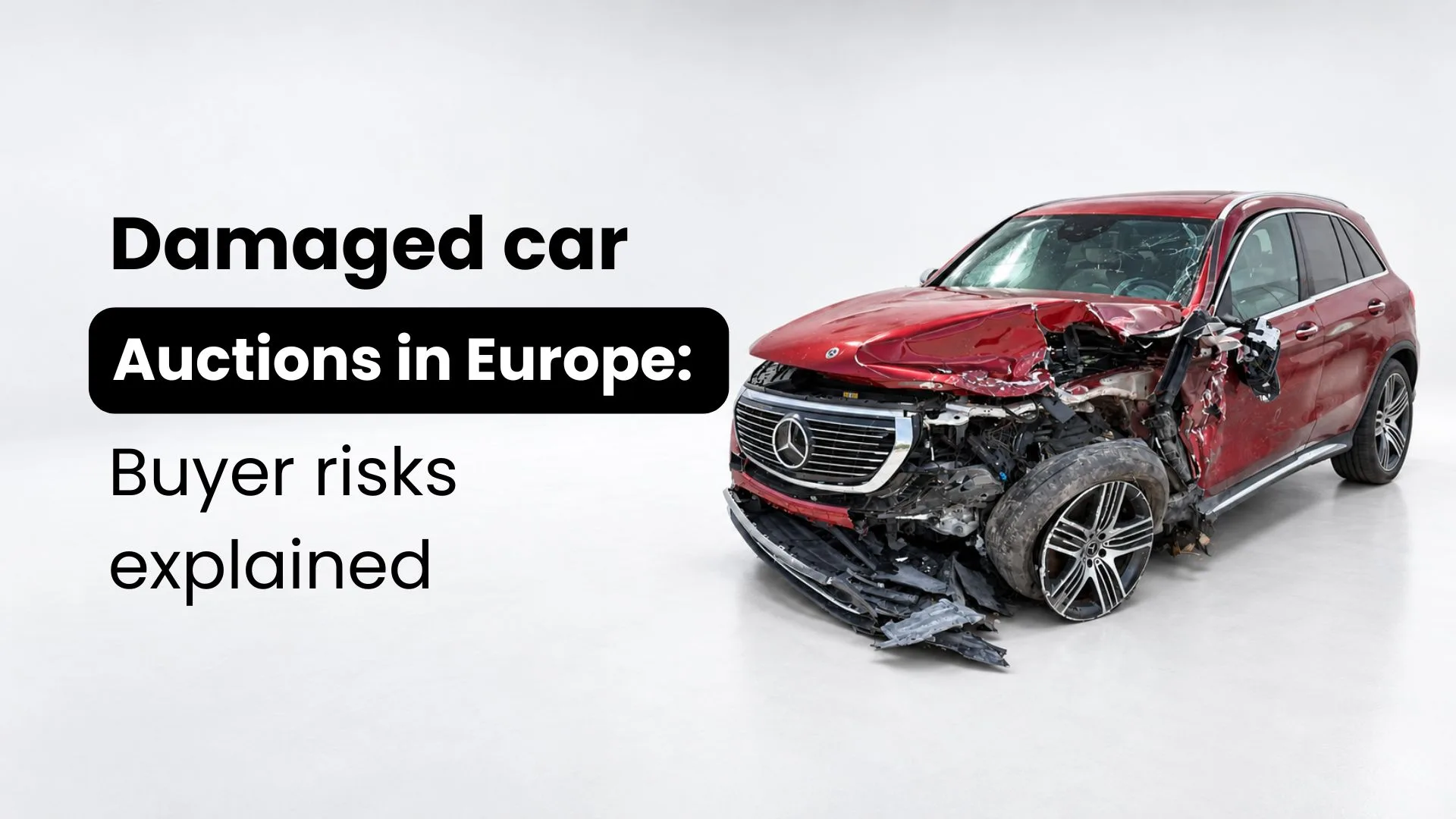 Punane maastur tugevate esiosa avariikahjustustega valges stuudios pealkirja kõrval Avariiliste autode oksjonid Euroopas